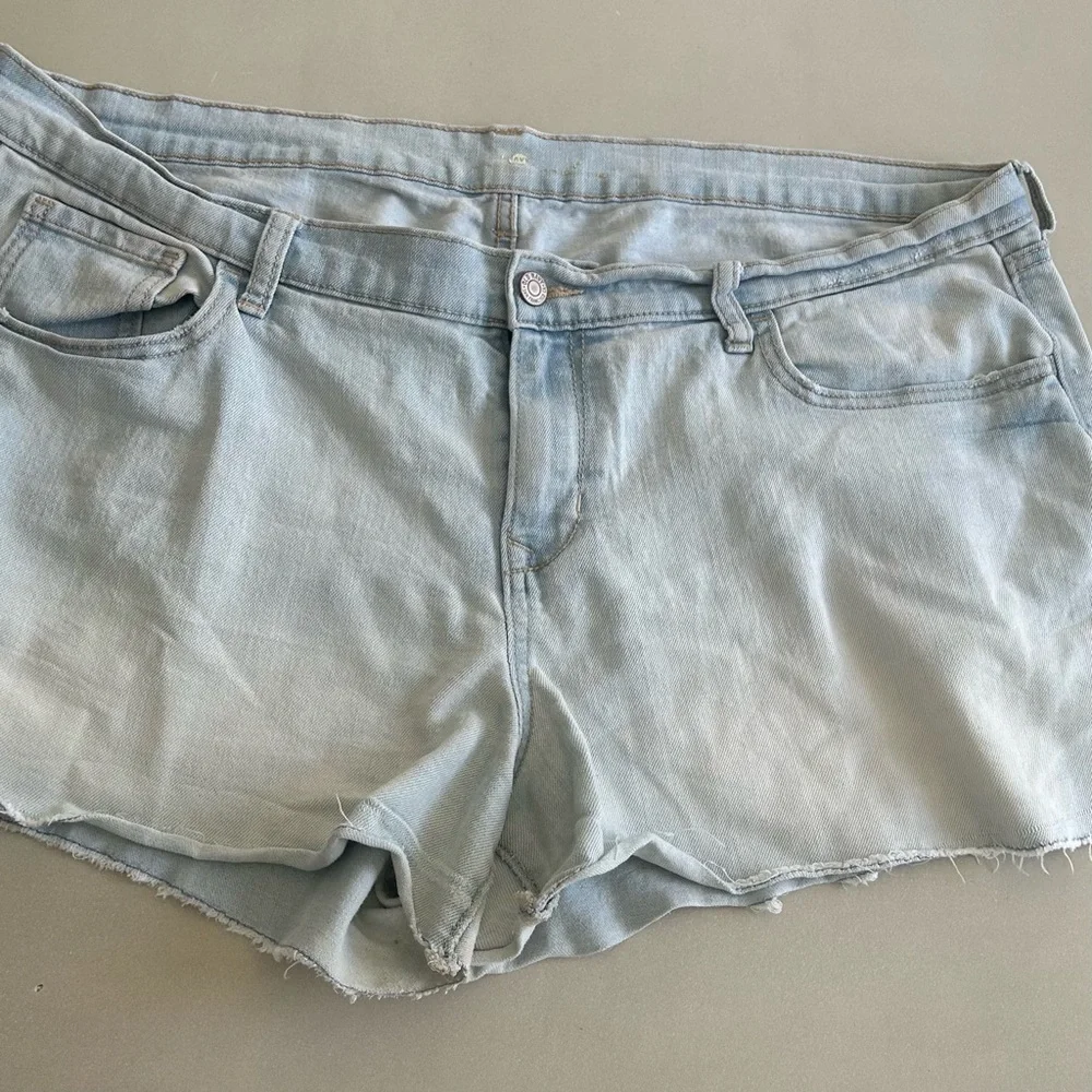 Women’s Old Navy Light Wash  Blue Jean Shorts. Size 16 - Picture 5 of 5